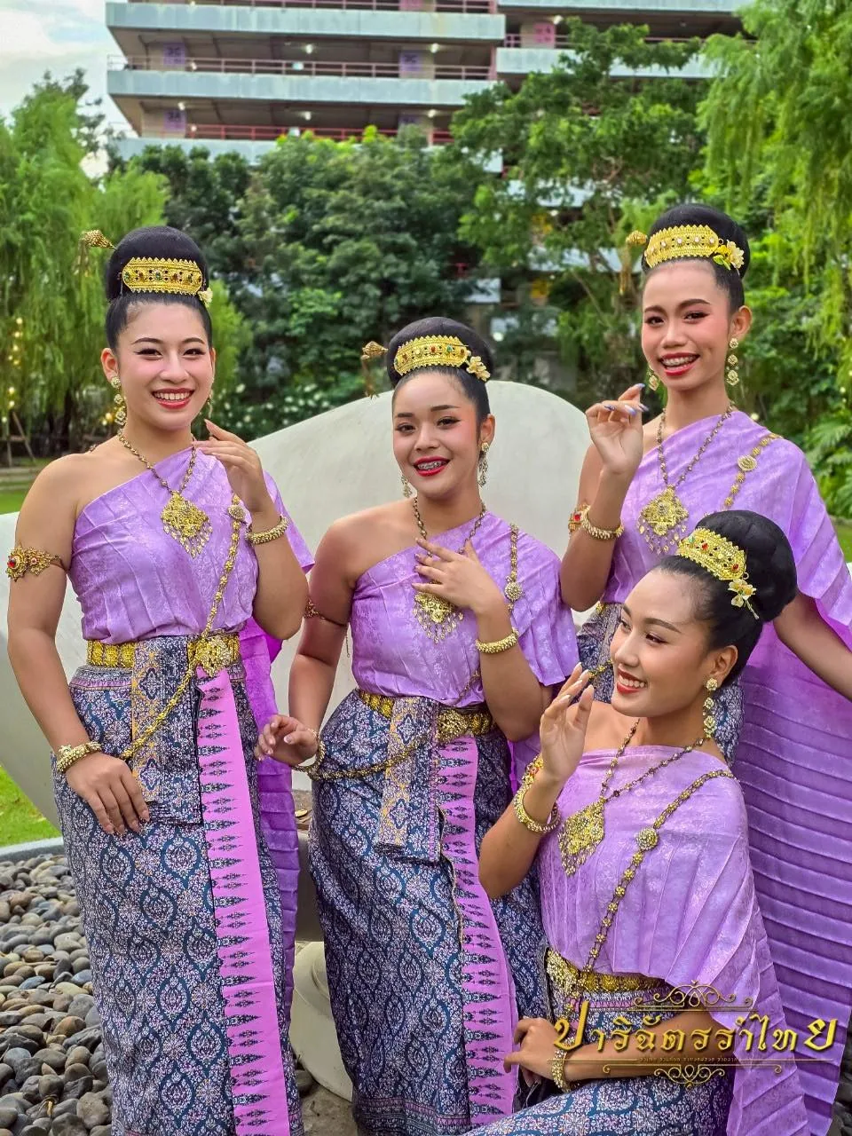 ชุดไทยสีม่วงผ้าซิ่นลายไทย นางรำ 3 คน