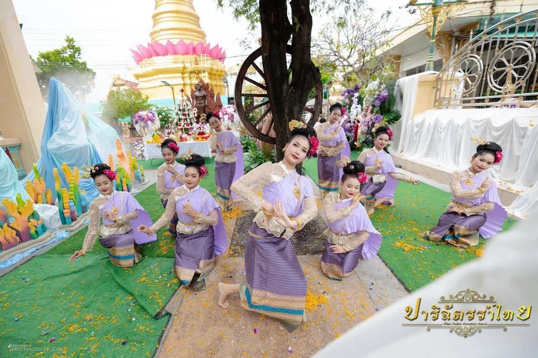 คณะผู้แสดงรำบวงสรวงในชุดสีม่วง