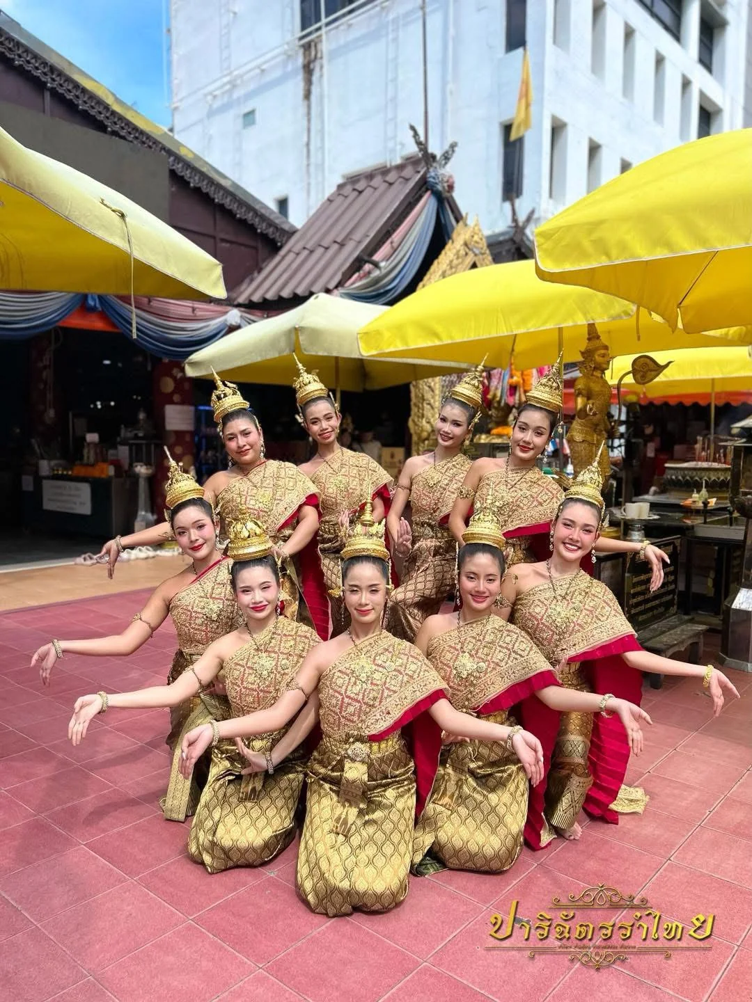 คณะผู้แสดงรำถวายในชุดสีทองและแดง