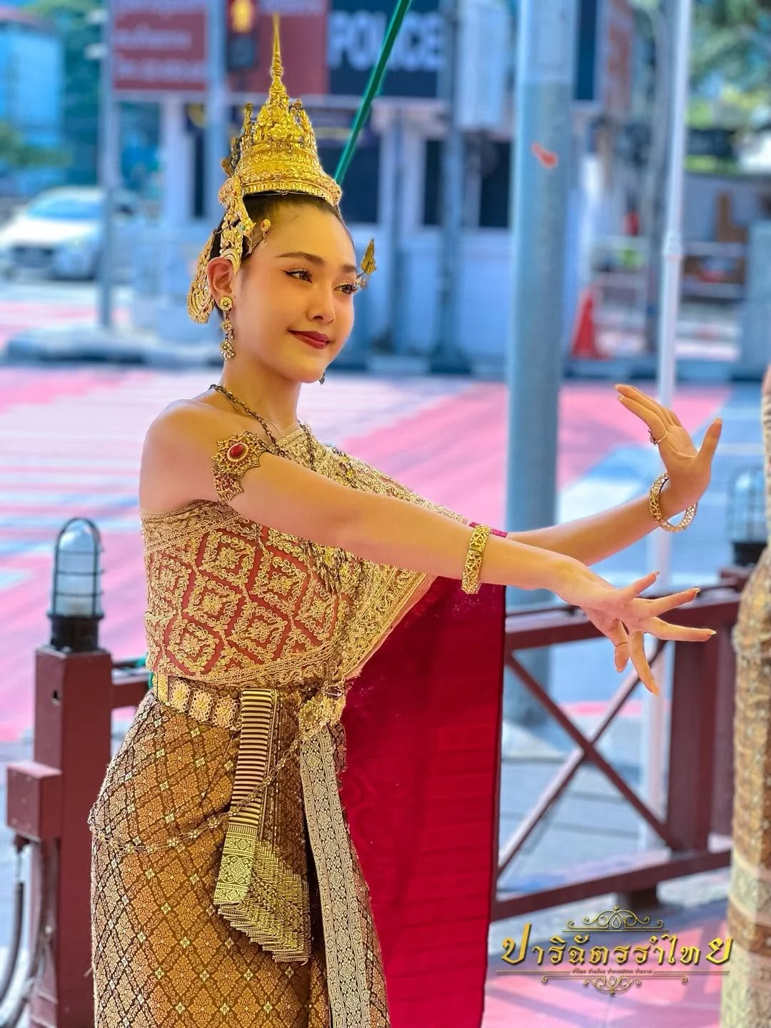 นางรำชุดทองแดงจีบมือในท่ารำ