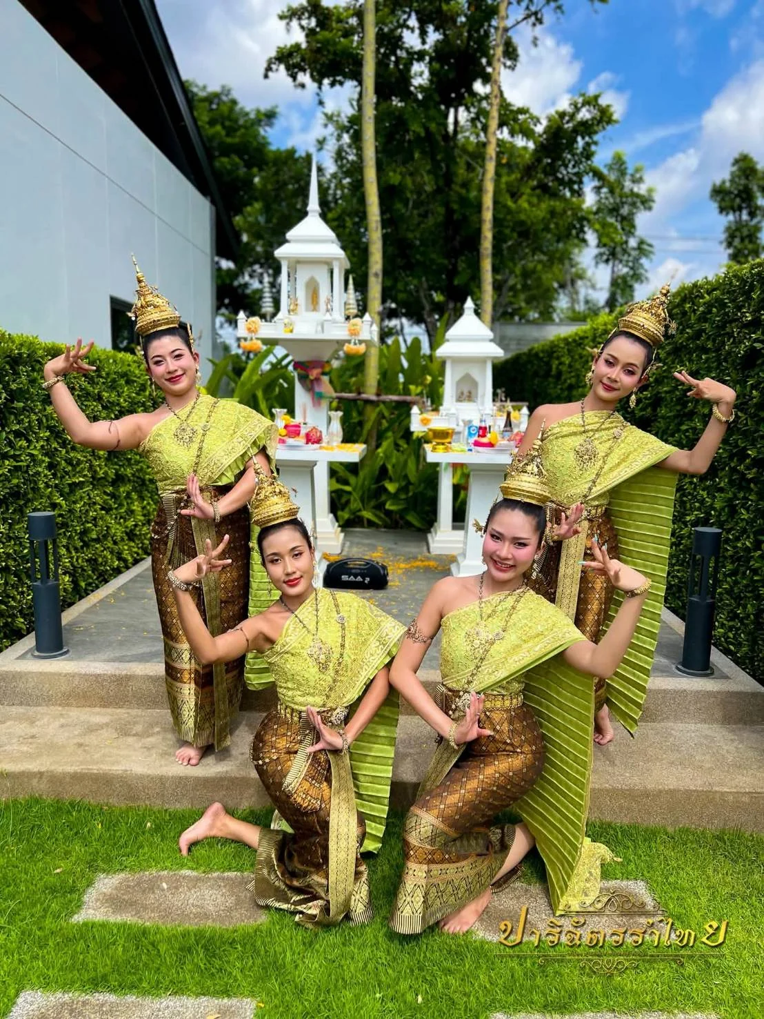 ผู้แสดงรำแก้บนสี่คนในชุดสีเขียวทอง
