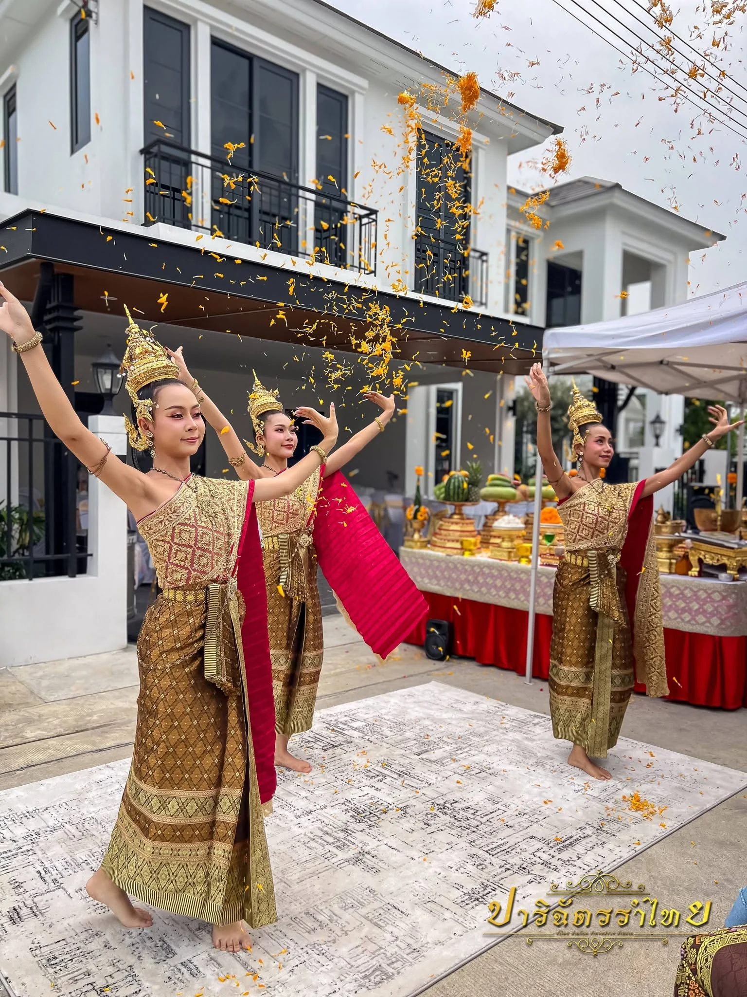นางรำโปรยดอกไม้ในพิธีบวงสรวง ณ คลอง 3 ลาดสวาย