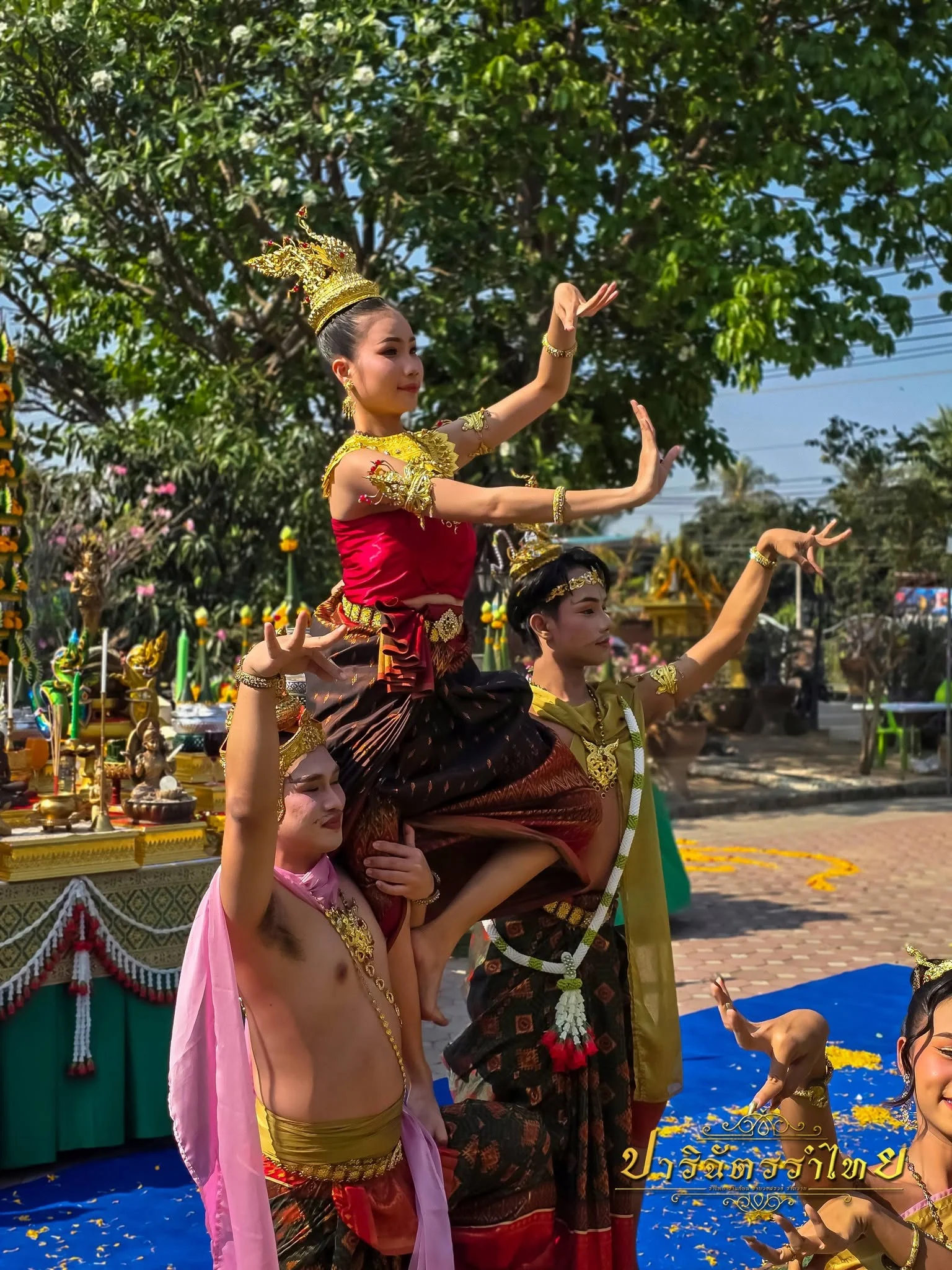 ท่ารำในพิธีบวงสรวง ณ สิงห์บุรี