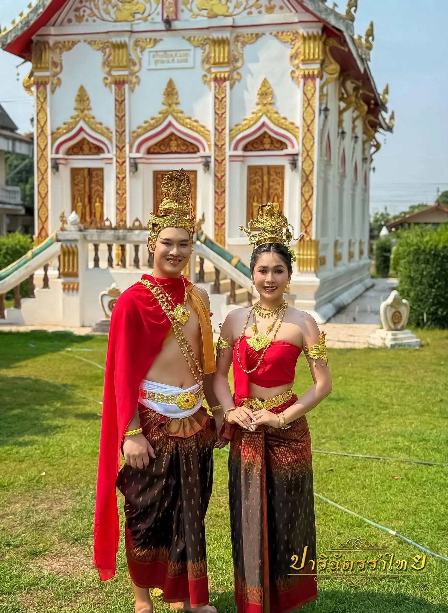ผู้แสดงในชุดสีแดง ณ วัดพระธาตุอุเทน