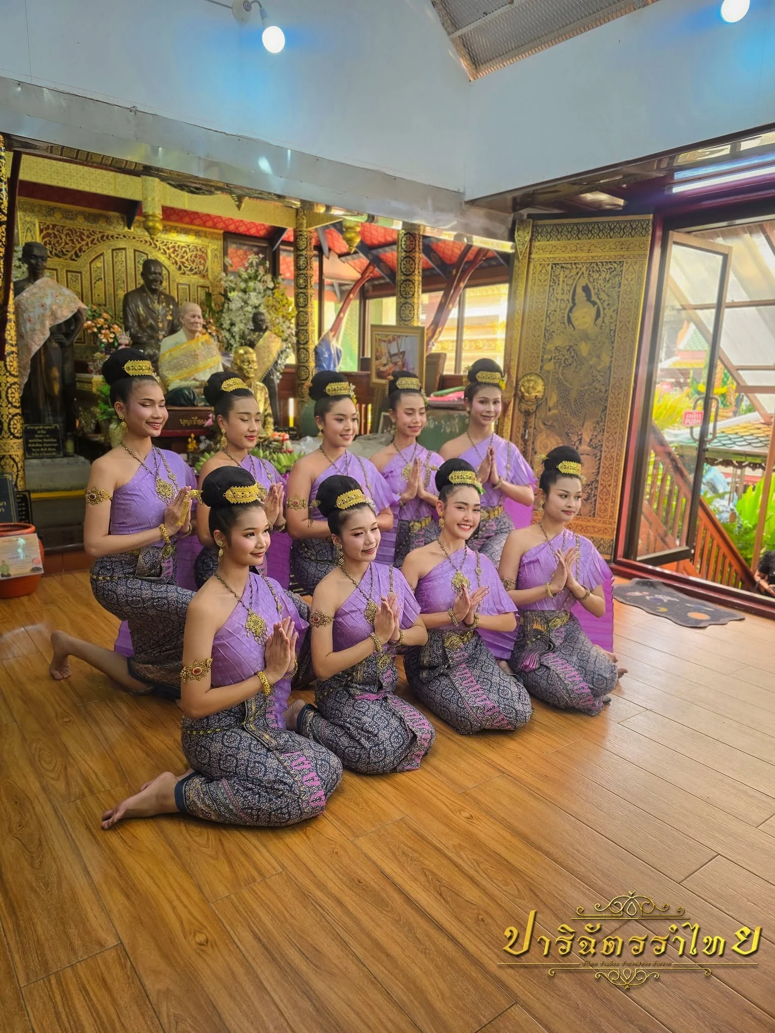 คณะนางรำชุดสีม่วง ณ วัดสัมพันธวงศ์