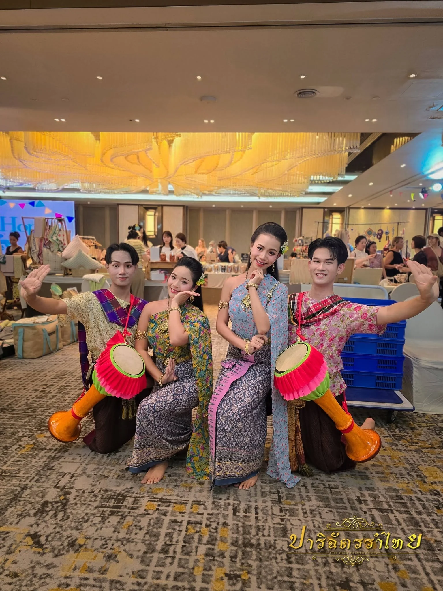 ผู้แสดงชุดกลองยาวและนางรำ ณ Rembrandt Hotel Bangkok