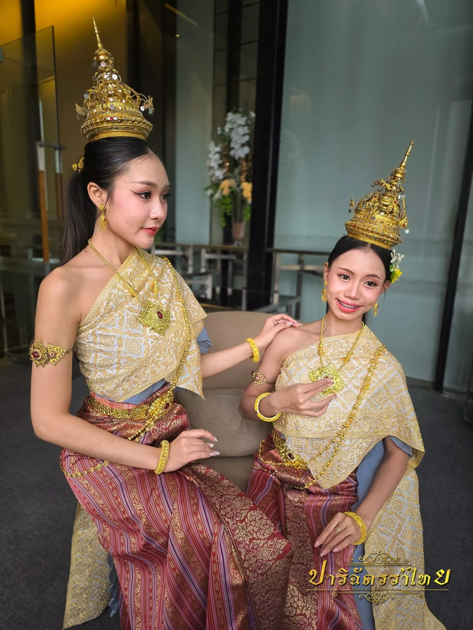 ผู้แสดงสองคนในชุดไทยทอง ณ สกายวิว สุขุมวิท 24