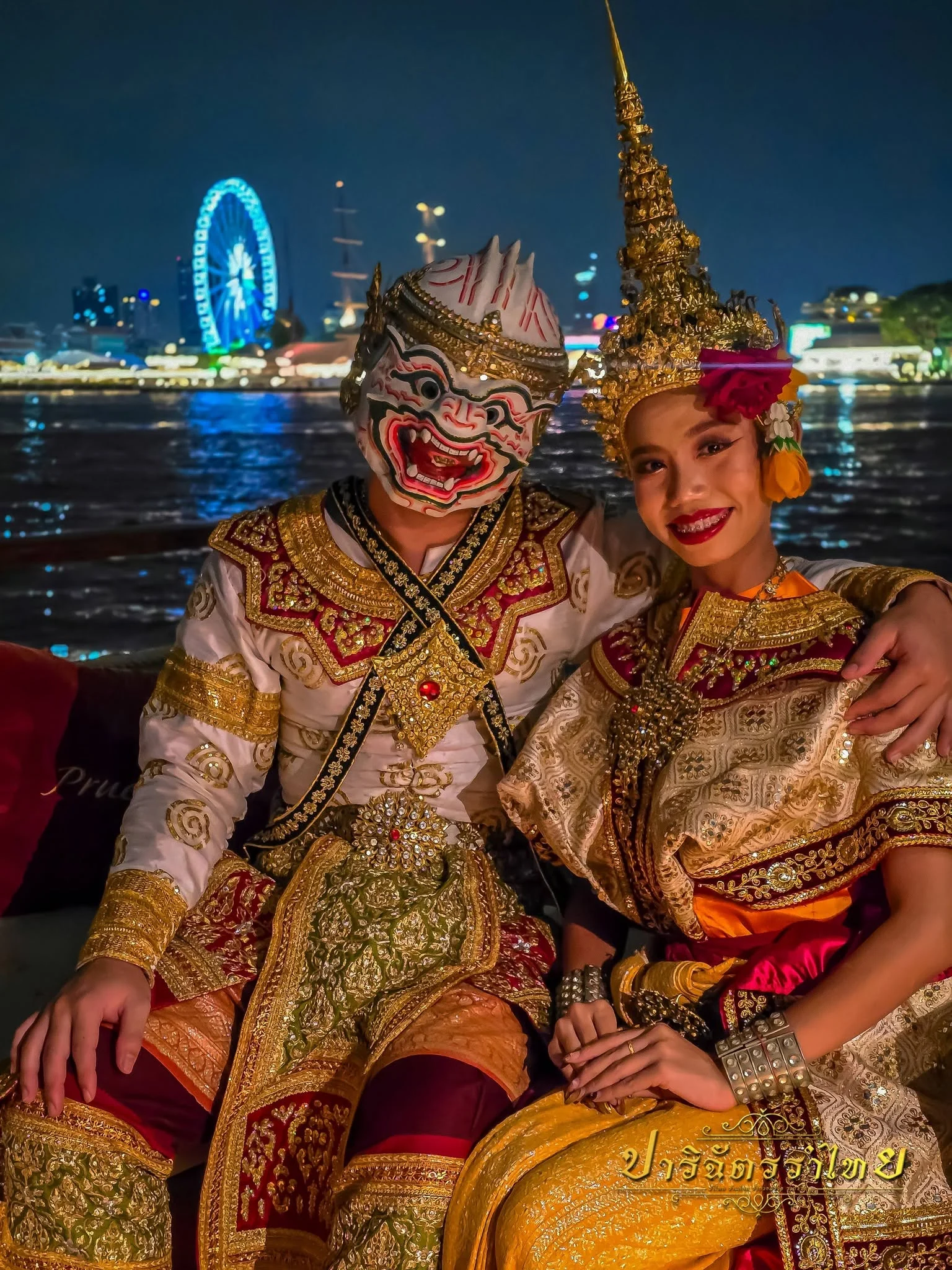 ผู้แสดงหนุมานและนางรำในชุดโขนริมเจ้าพระยา