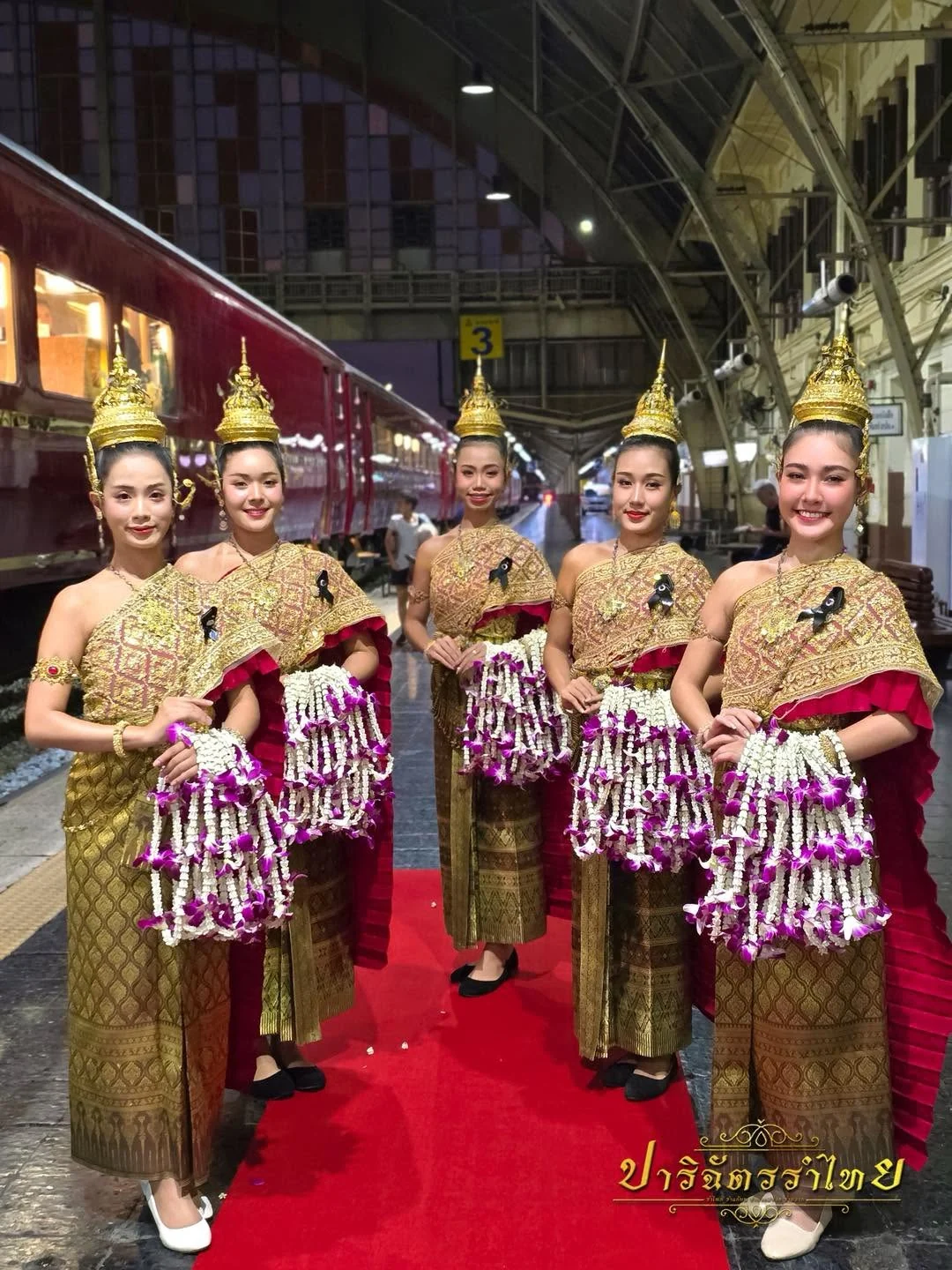 ผู้แสดงถือพวงมาลัยต้อนรับ ณ สถานีรถไฟหัวลำโพง