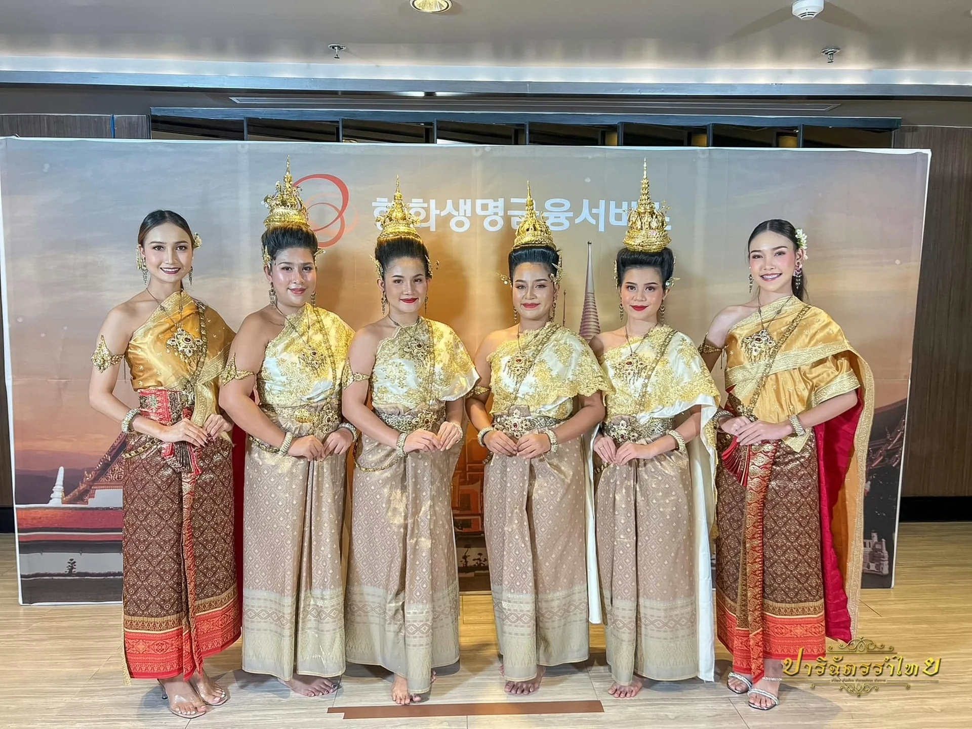 ผู้แสดงปาริฉัตรรำไทยในงานต้อนรับ ณ อโศก สุขุมวิท