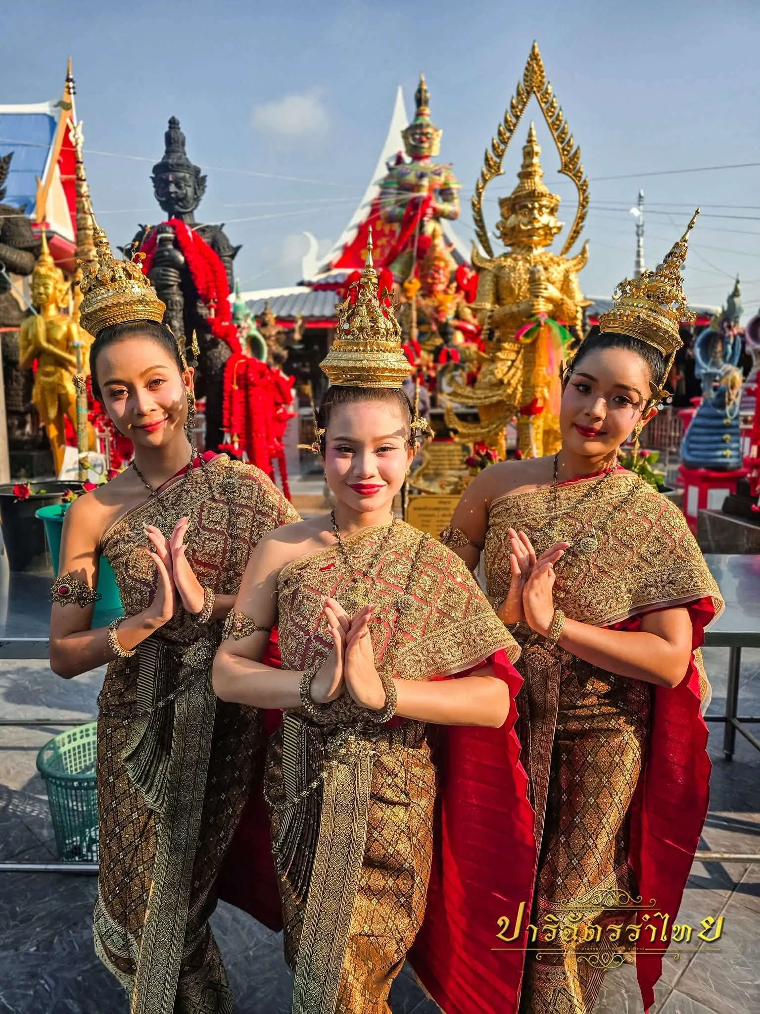รำถวายท้าวเวสสุวรรณ ณ วัดบางชัน โดยคณะปาริฉัตรรำไทย